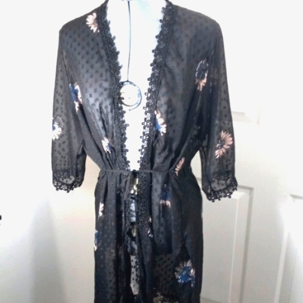 Womens  Sz Med Cover-up or light weight house coat (see through) with 🌼 flowers